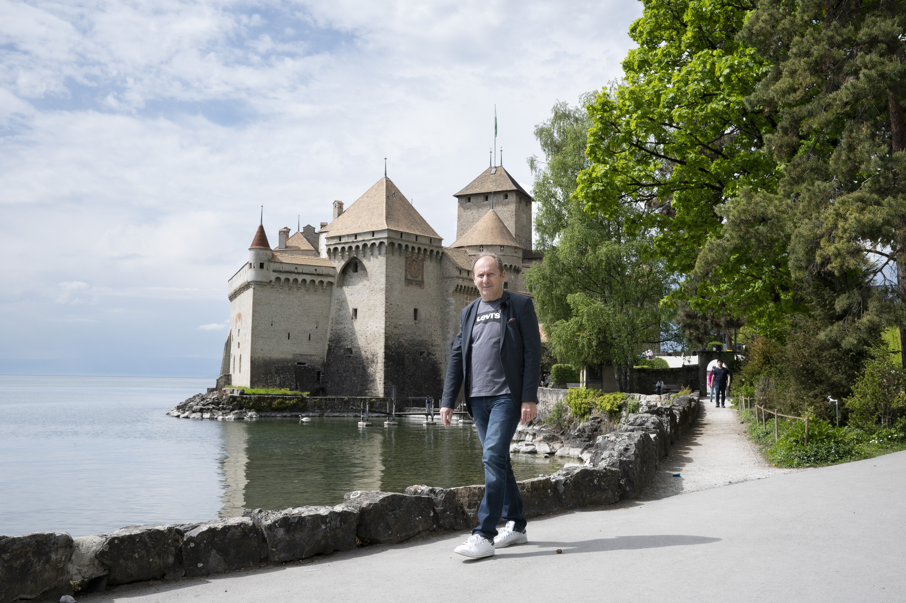 Un patient atteint par Parkinson depuis 30 ans a vu ses troubles de la marche s’estomper grâce à une neuroprothèse. © CHUV 2022 | WEBER Gilles